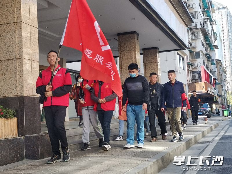 志愿小分队走街串巷倡导文明。长沙晚报通讯员  雷露摄