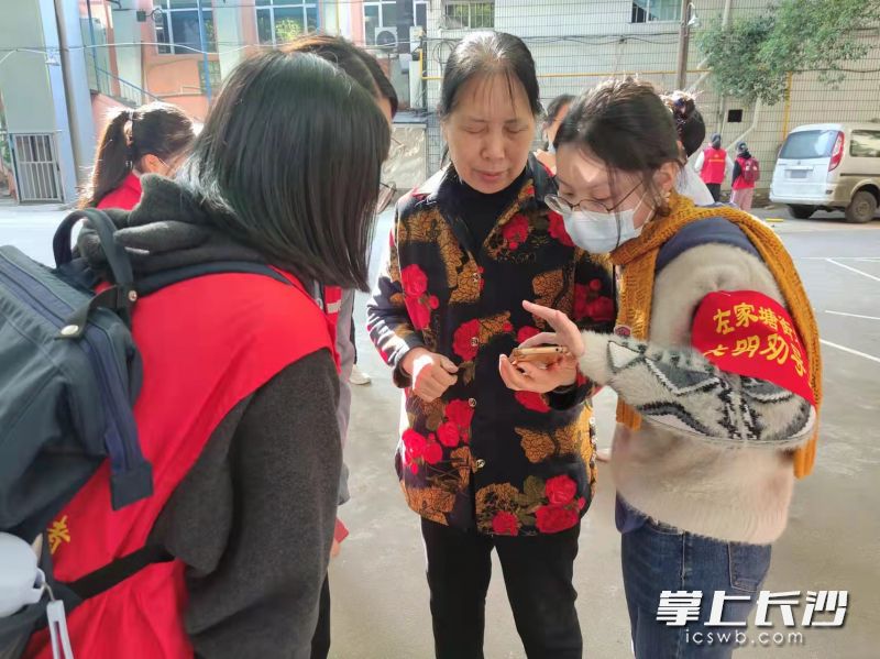 新颖的“乐助集市”亮相雨花区曹家坡社区，志愿者们手把手教老人们用智能手机。长沙晚报通讯员 雷露 摄
