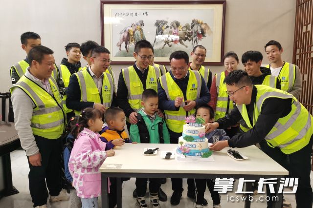 11月16日，中建三局长沙县人民医院项目部邀请建设者家属走进工地，大家一起过集体生日会。长沙晚报全媒体记者 陈焕明 通讯员 谭靓珣 摄影报道