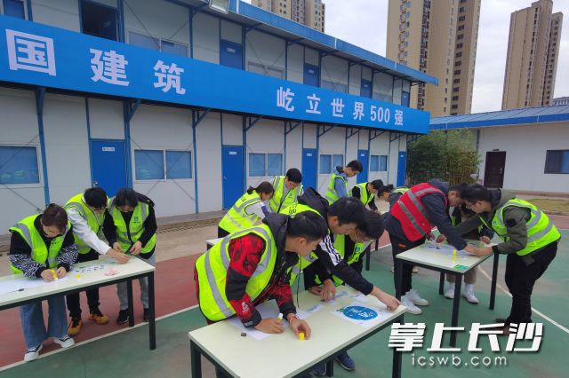 项目员工和家人临时组建的6个小组在开展拼“廉”图游戏。