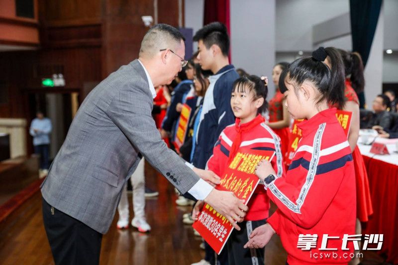 会上向全县222优秀教师、357优秀学生、100个县级先进班级发放426万元奖爱心善款。