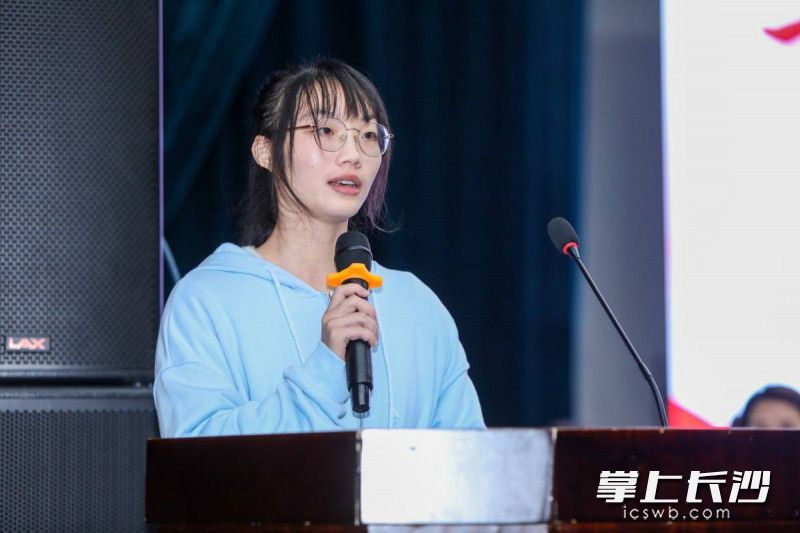 学生代表黄园在活动中发言。