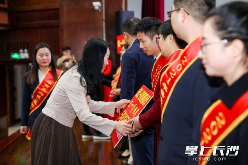 一批优秀的老师获奖。