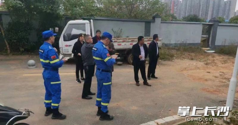 岳麓蓝天救援队使用搜救无人机寻找老人的踪迹。均为受访者供图