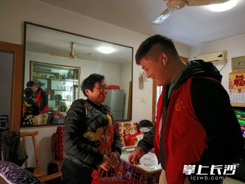 长沙好人莫天强看望独居老人董煜煌。