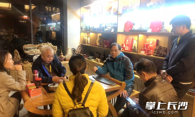救人后，卿照前（中）向一起疗休养的劳模讲解受伤急救知识。   受访者供图