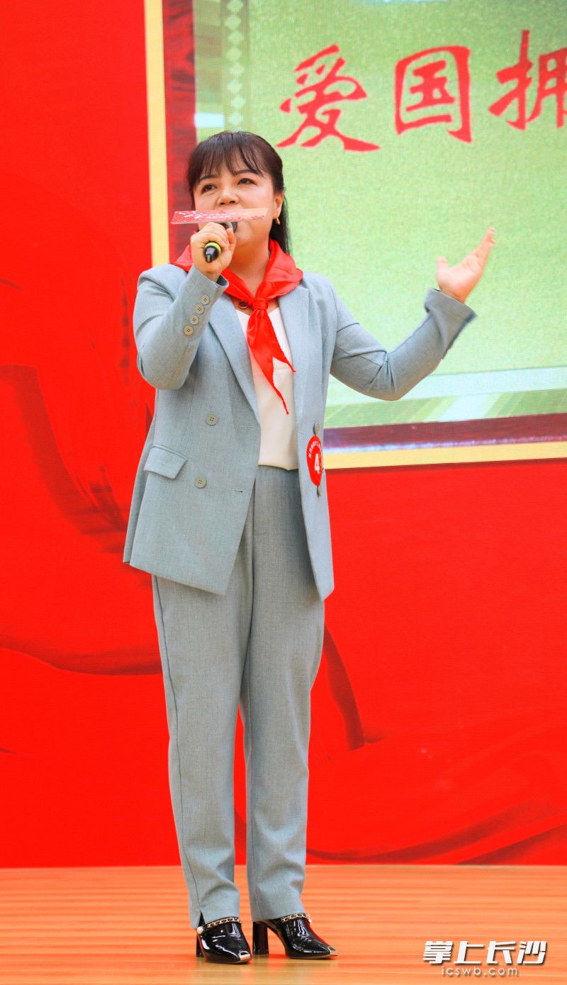 开福区四方坪小学校长浣润姣从1998年起先后在四所学校担任大队辅导员。图为她在活动中介绍她的大队辅导员故事。 开福区四方坪小学校长浣润姣从1998年起先后在四所学校担任大队辅导员。图为她在活动中介绍她的大队辅导员故事。