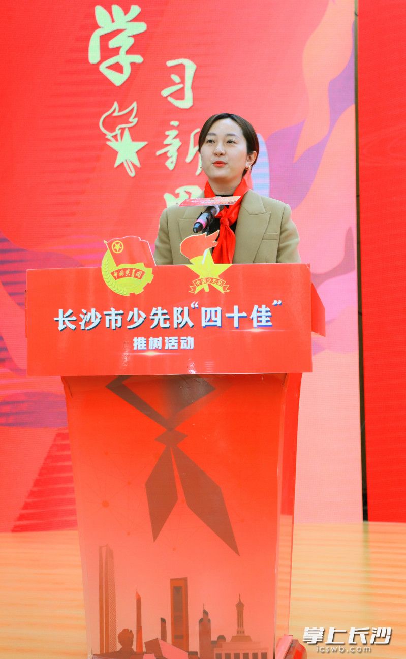 长沙市团市委副书记金甜希望少先队员们从小听党话、跟党走,做到爱祖国、爱人民、爱劳动、爱科学、爱社会主义,成为有志向、有抱负的新一代。 长沙市团市委副书记金甜希望少先队员们从小听党话、跟党走,做到爱祖国、爱人民、爱劳动、爱科学、爱社会主义,成为有志向、有抱负的新一代。