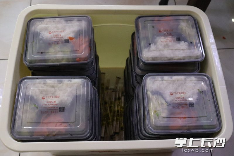 每天，卢洪波和餐馆员工都会准备50份爱心餐。
