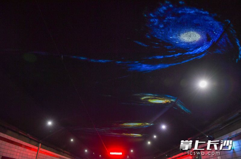隧道内的6个港湾式停车带，每一个都安装了射灯，营造出星辰大海的感觉。