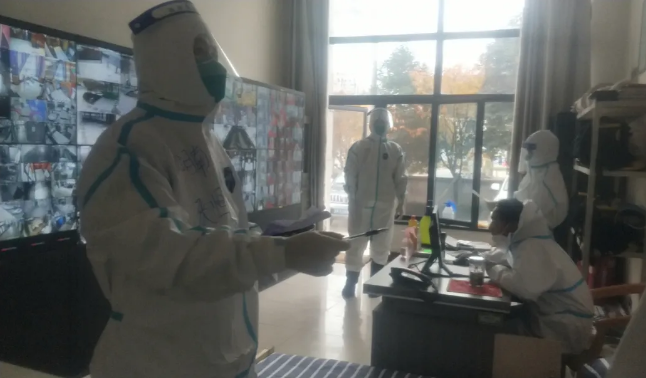 张恒（左一）开展现场流行病学调查。