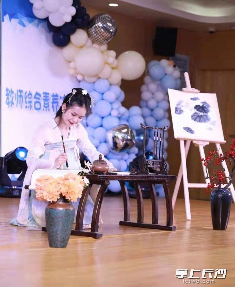 多才多艺的老师征服了台下的观众。