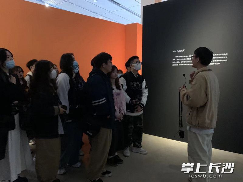 观展现场还安排了主创人员讲述创作的心路历程。