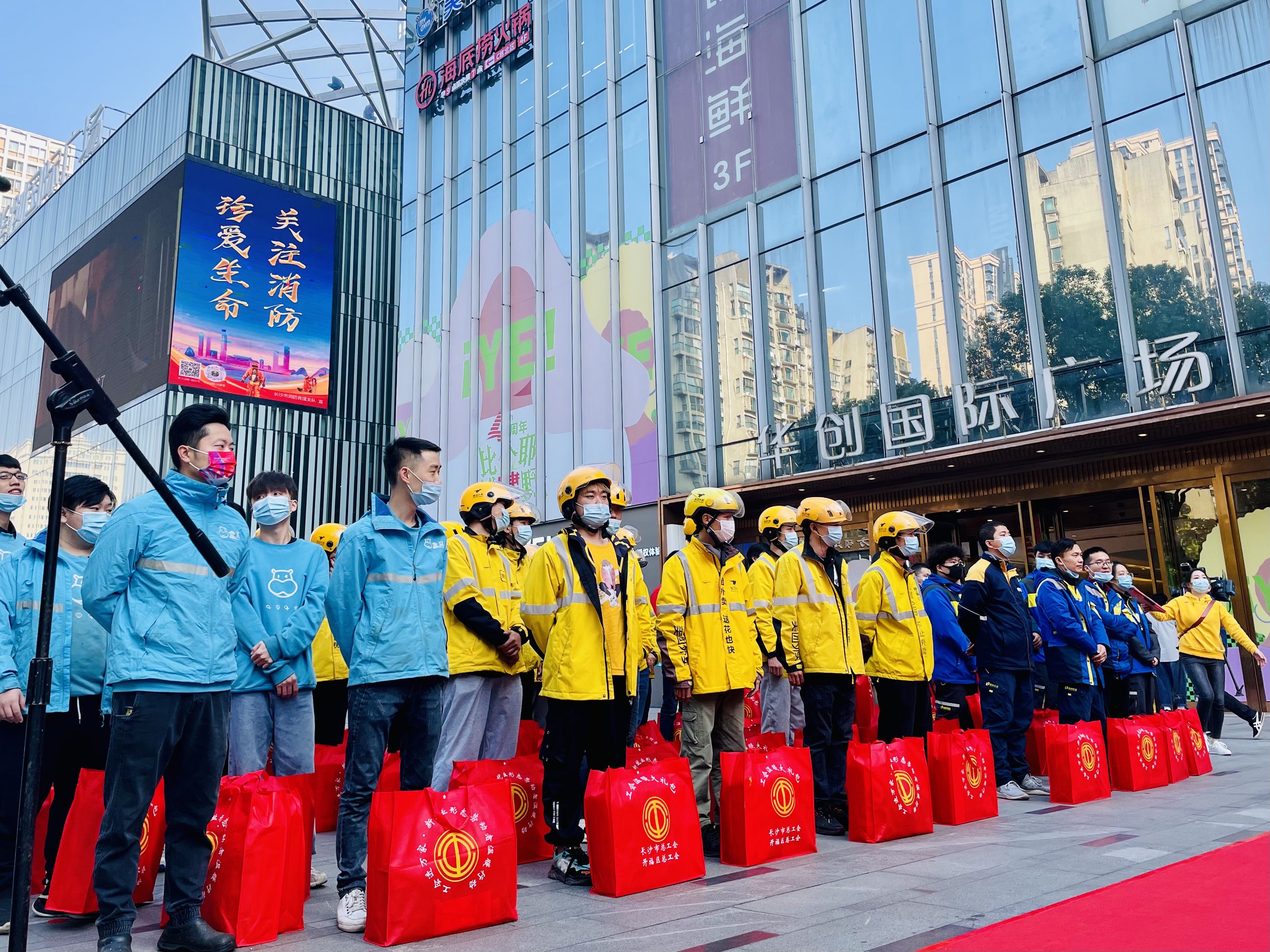 “八送”服务让新就业形态劳动者群体感受到工会组织温暖。 长沙晚报全媒体记者 李卓 摄 “八送”服务让新就业形态劳动者群体感受到工会组织温暖。 长沙晚报全媒体记者 李卓 摄