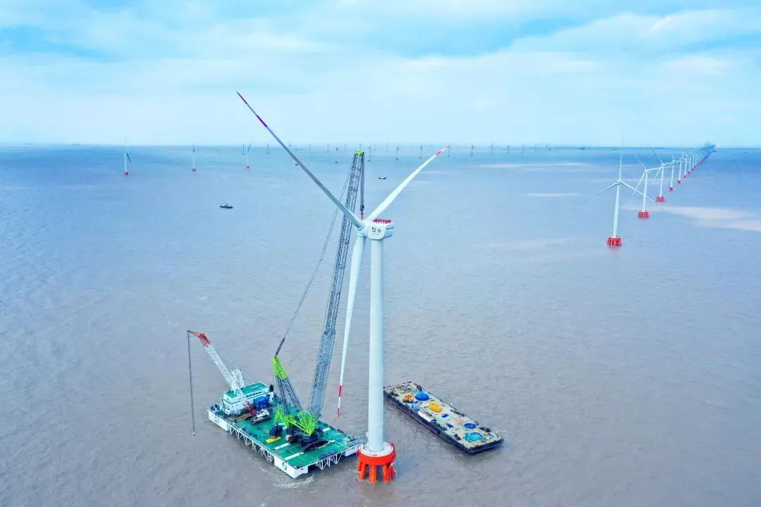 中联重科ZCC18000履带起重机在浙江最大海上风电项目吊装。 长沙晚报通讯员 丁未 供图