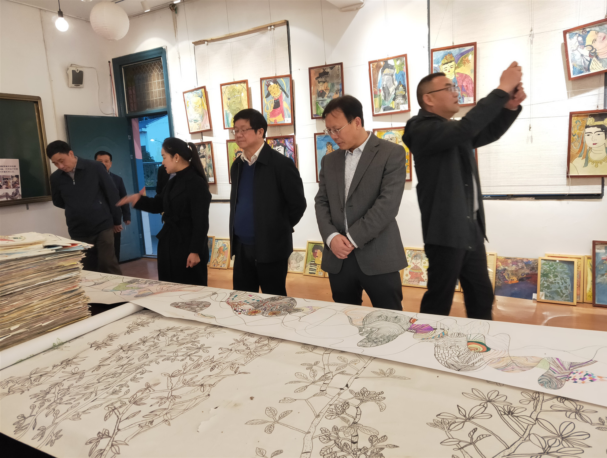 望城区光明小学开展特色美育，被喻为“隐居山林的彩色学校”。这是工作室的校长们在该校参观学生的绘画作品。均为长沙晚报通讯员 谭明星 供图