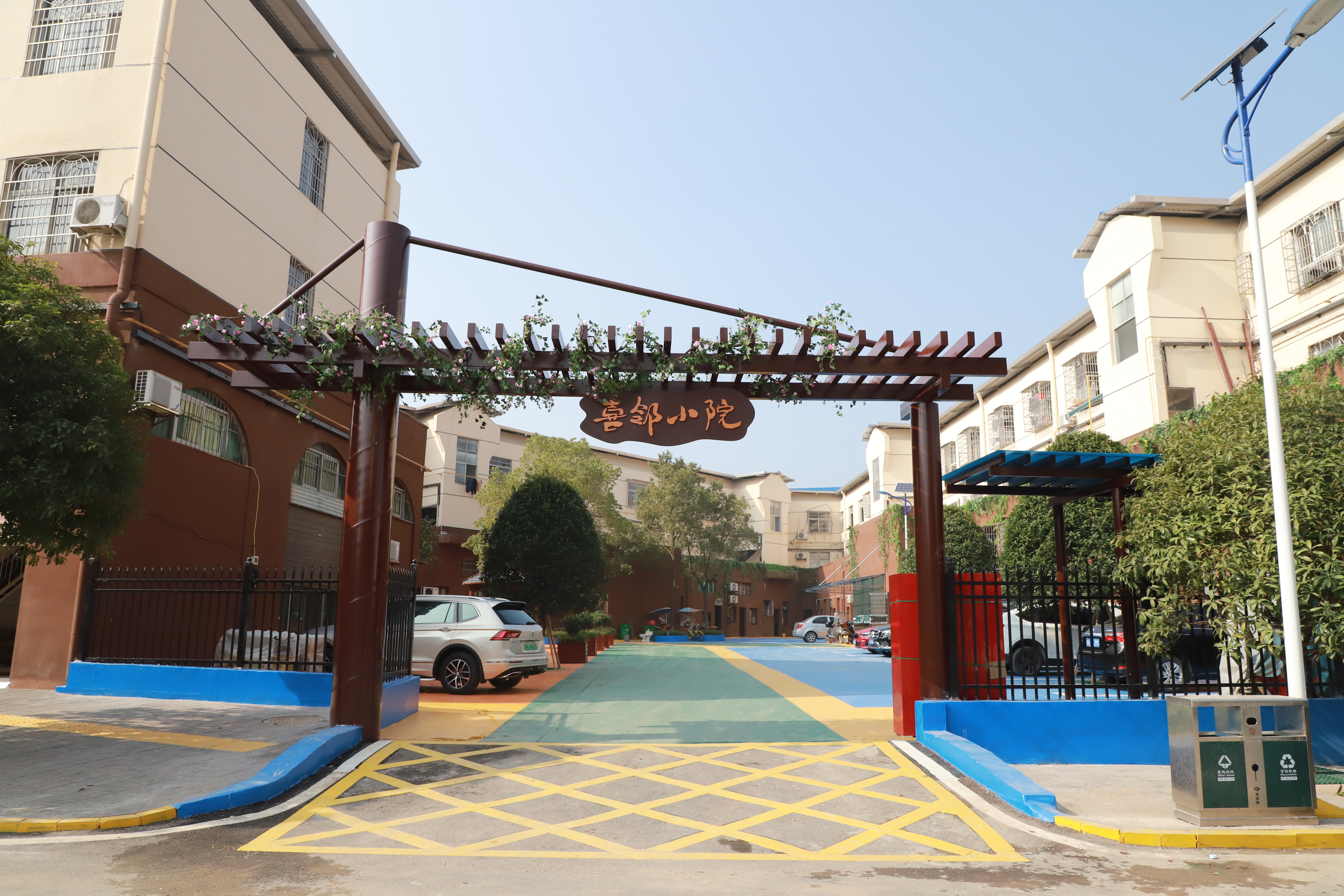 拆除违章建筑腾出的空间，变身为居民日常休闲的喜邻小院。集里街道办事处供图