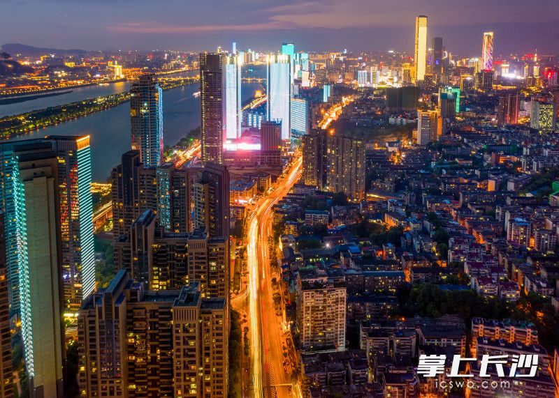 裕南街道夜景。长沙晚报全媒体记者 陈飞 摄
