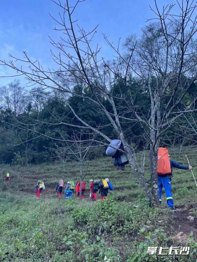 岳麓蓝天救援队队员和其他搜救力量一同进入哀牢山，执行搜救任务。均为受访者供图