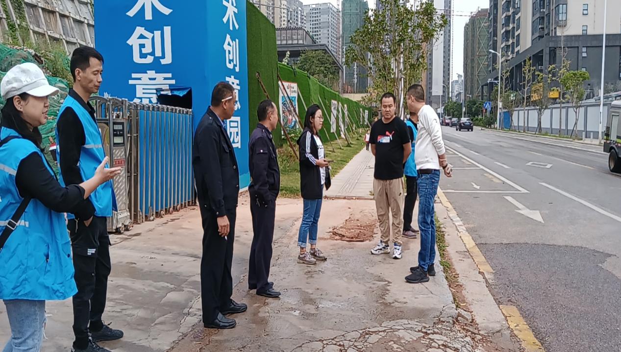 广厦新村社区网格管家对该工地下达整改通知。长沙晚报通讯员 沈文婷 供图