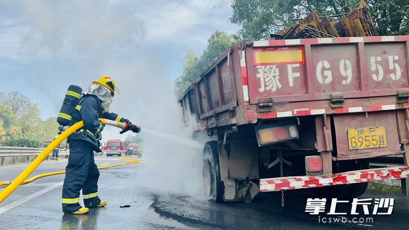灭火救援现场。均为长沙晚报通讯员 谢海鹏 摄