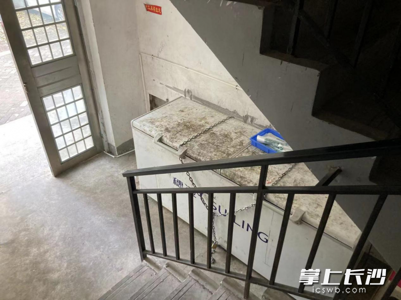 冰柜占用疏散通道。均为长沙消防 供图