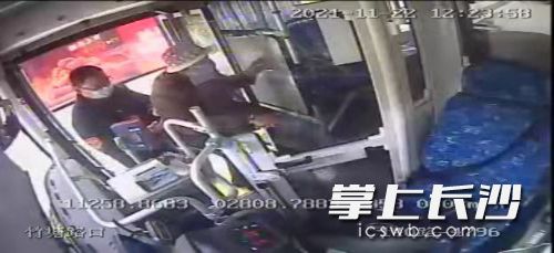 周长林下车扶老人上车。视频截图