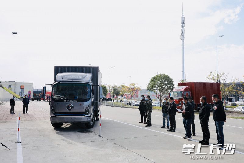 开着“大块头”曲线穿桩,这可要点本事。长沙晚报全媒体记者 李卓 摄 开着“大块头”曲线穿桩,这可要点本事。长沙晚报全媒体记者 李卓 摄