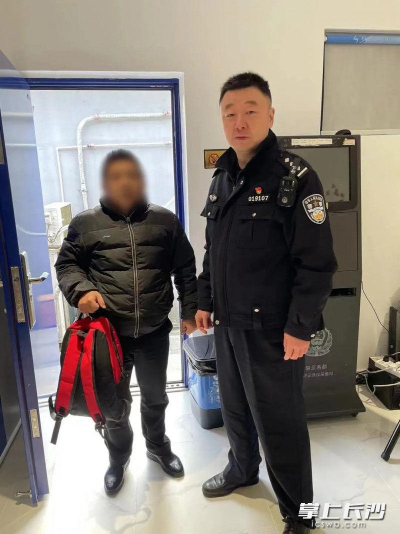 失主向先生拿到了自己的包