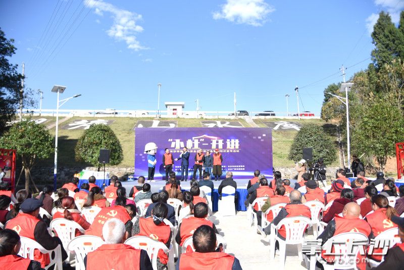 11月24日，“小杜”开讲活动走进宁乡市坝塘镇坝塘社区。均为长沙晚报全媒体记者 刘琦 摄