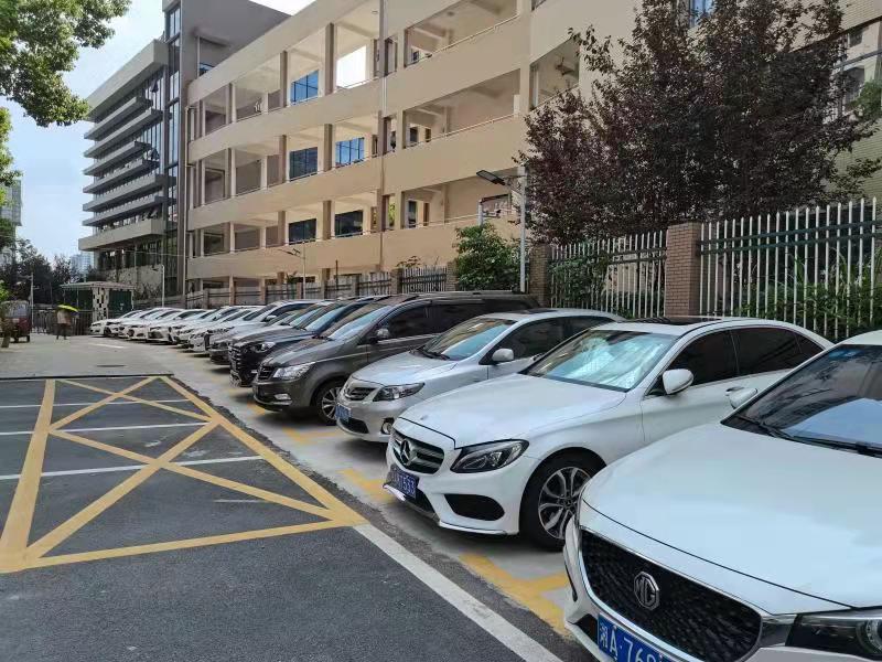浦沅小区内，曾经“藏”在两道围墙之间的闲置地，已经变成以停车场为主的惠民空间。  长沙晚报通讯员 杨金华  摄