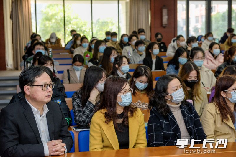 大学生们正在专注地旁听。