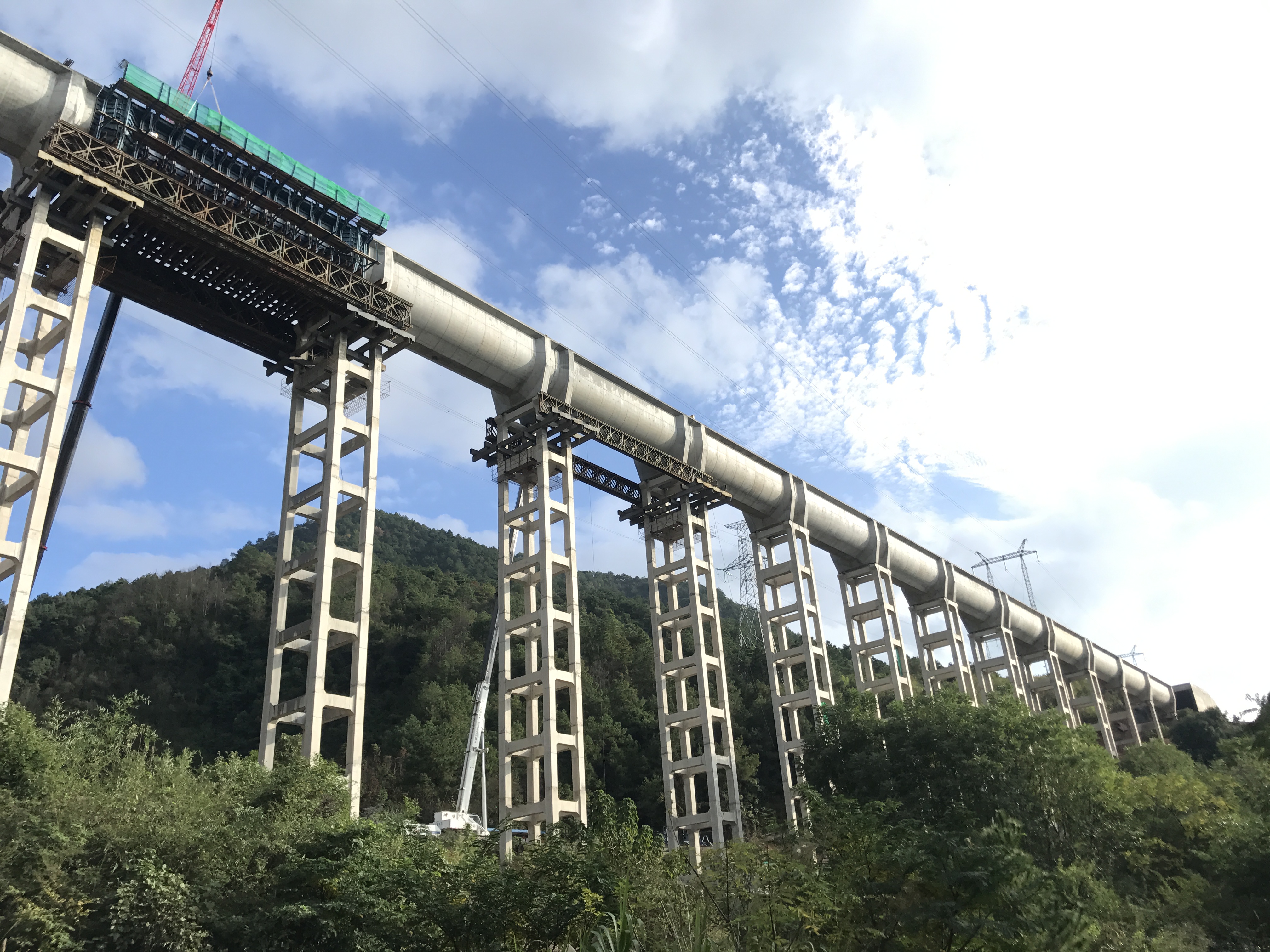 11月25日，涔天河灌区工程右总干渠二标重点工程石源冲渡槽全部完工，成为永州市道县境内首座完工的渡槽。