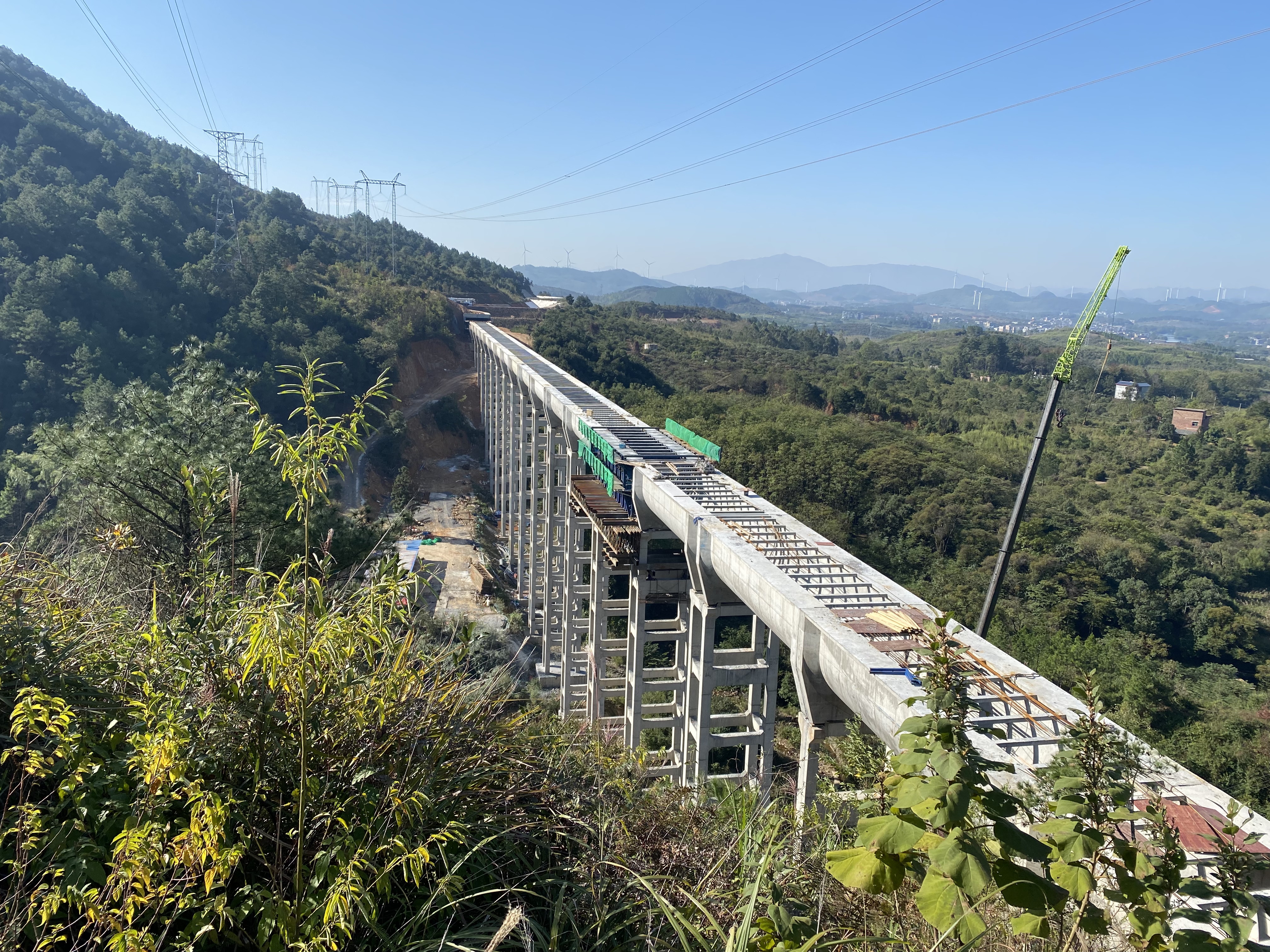 渡槽全长295.7米，结构型式为井字形排架，U形断面槽身，净宽4.4米。