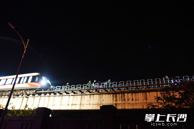 11月25日23时许，区间列车疏散灭火救援联合演练深夜上演。均为长沙晚报全媒体记者 刘琦 摄