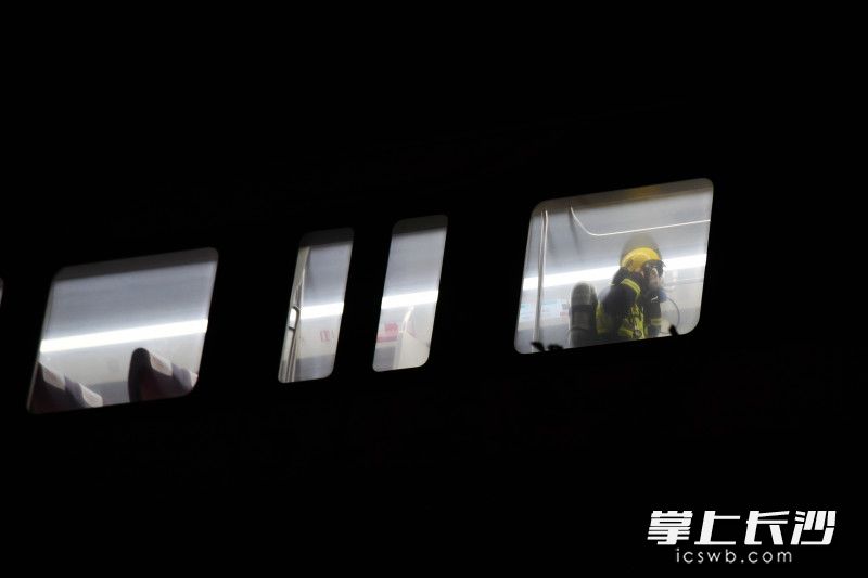 磁浮列车车厢内，消防员展开“灭火救援”。