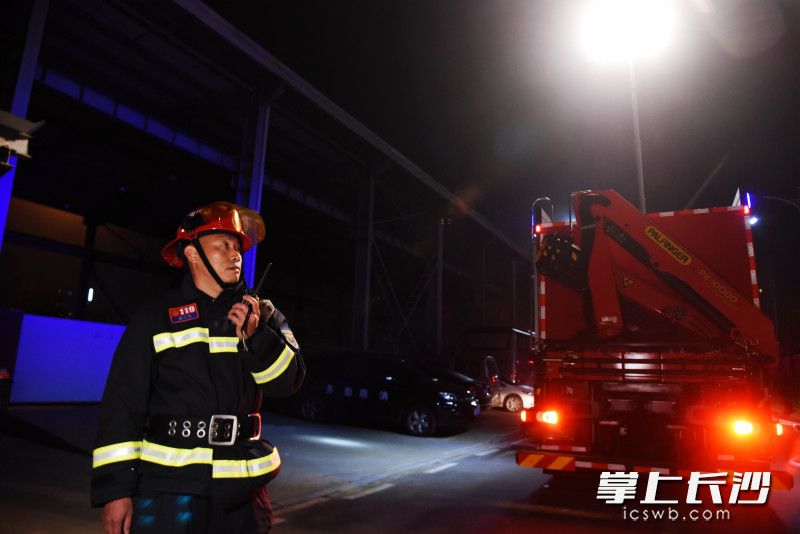 现场，消防指挥员指挥消防员出水“灭火”。