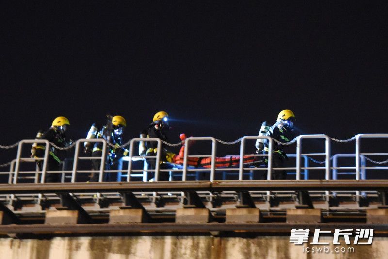 磁浮轨道上，消防员将“被困人员”救出，向安全地带转移。