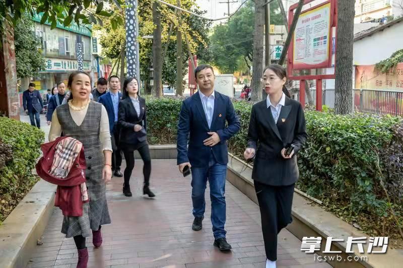 活动现场，天心区党员干部参观城投帮扶阵地。均为长沙晚报全媒体记者 王斌 摄