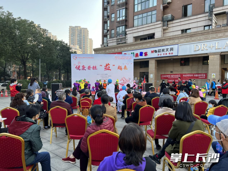 活动现场，居民群众观看节目。长沙晚报通讯员 杨慧 供图