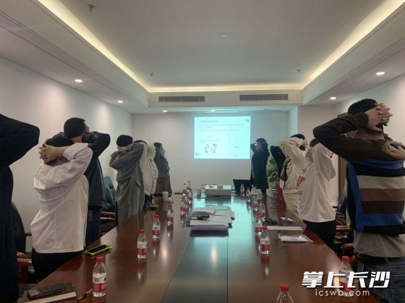 谭医师带领楼宇职工学习颈椎病预防保健操。长沙晚报通讯员 汪欣宇 供图