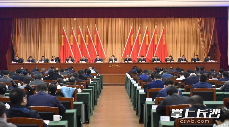 今天上午，省委常委、市委书记吴桂英主持召开长沙市传达学习贯彻省第十二次党代会、省委十二届一次全会精神会议。