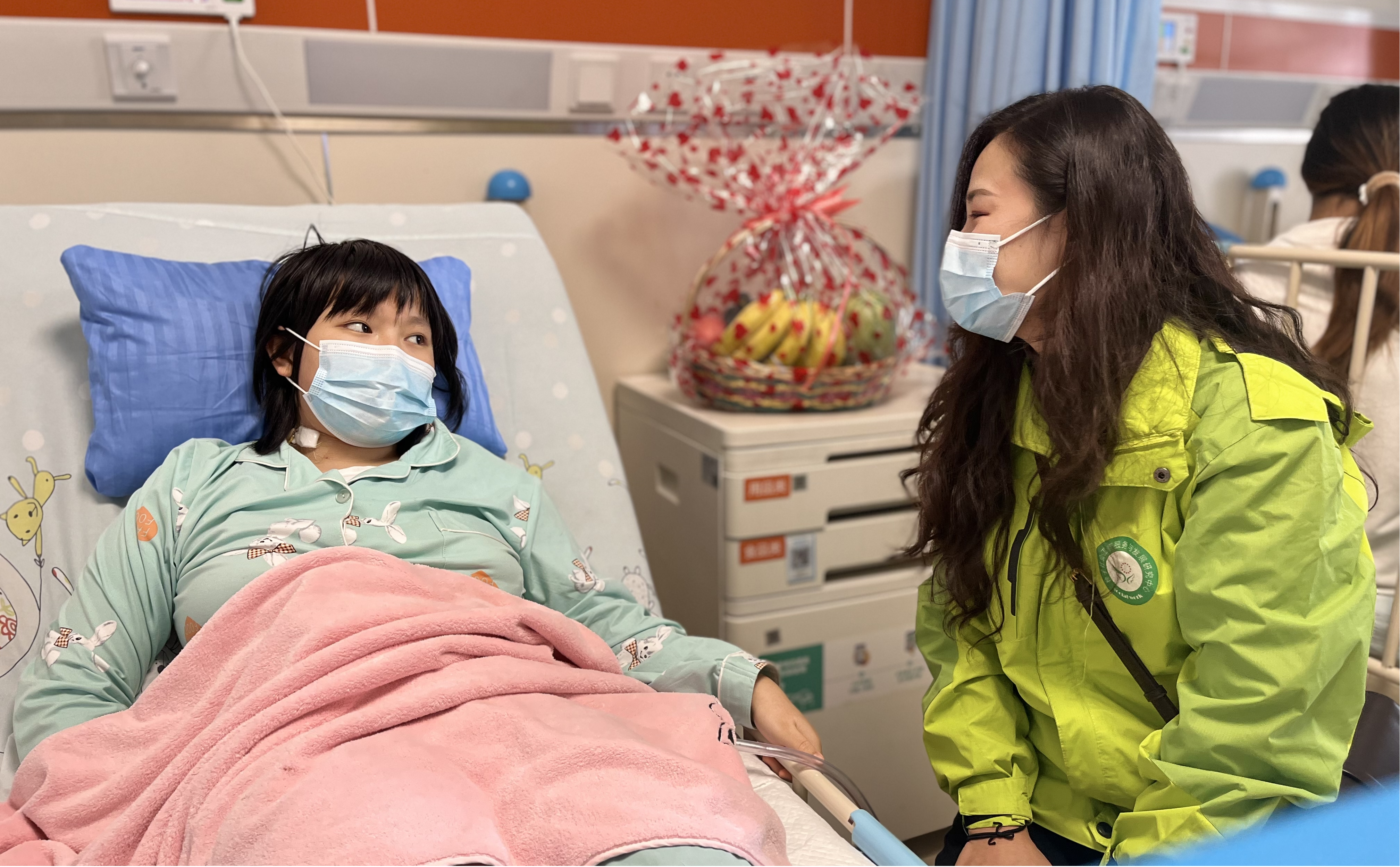 邵东社工崔雪到医院探望小凤。 长沙晚报通讯员 江丰霞 摄