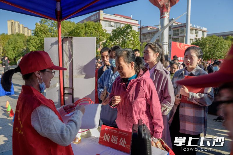 居民参加现场普法有奖答题互动游戏