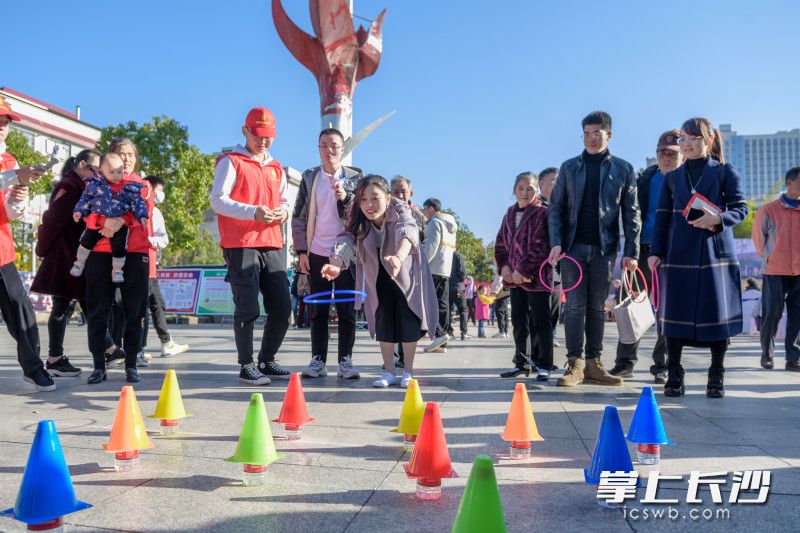 学生志愿者组织的现场普法有奖答题互动游戏节目吸引现场居民踊跃参与