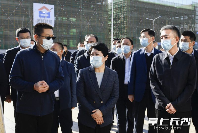 吴桂英在湘江智谷·人工智能科技城调研项目建设情况。
