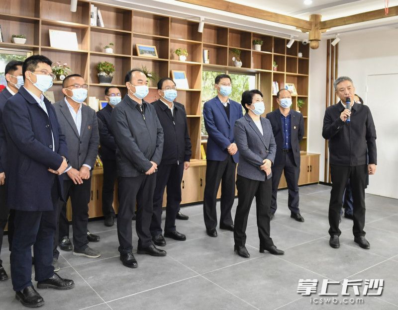 今天上午，省委常委、市委书记吴桂英在岳麓区宣讲党的十九届六中全会、省第十二次党代会精神，调研经济社会发展情况，走进莲花镇桐木村重点了解美丽宜居村庄建设进展。