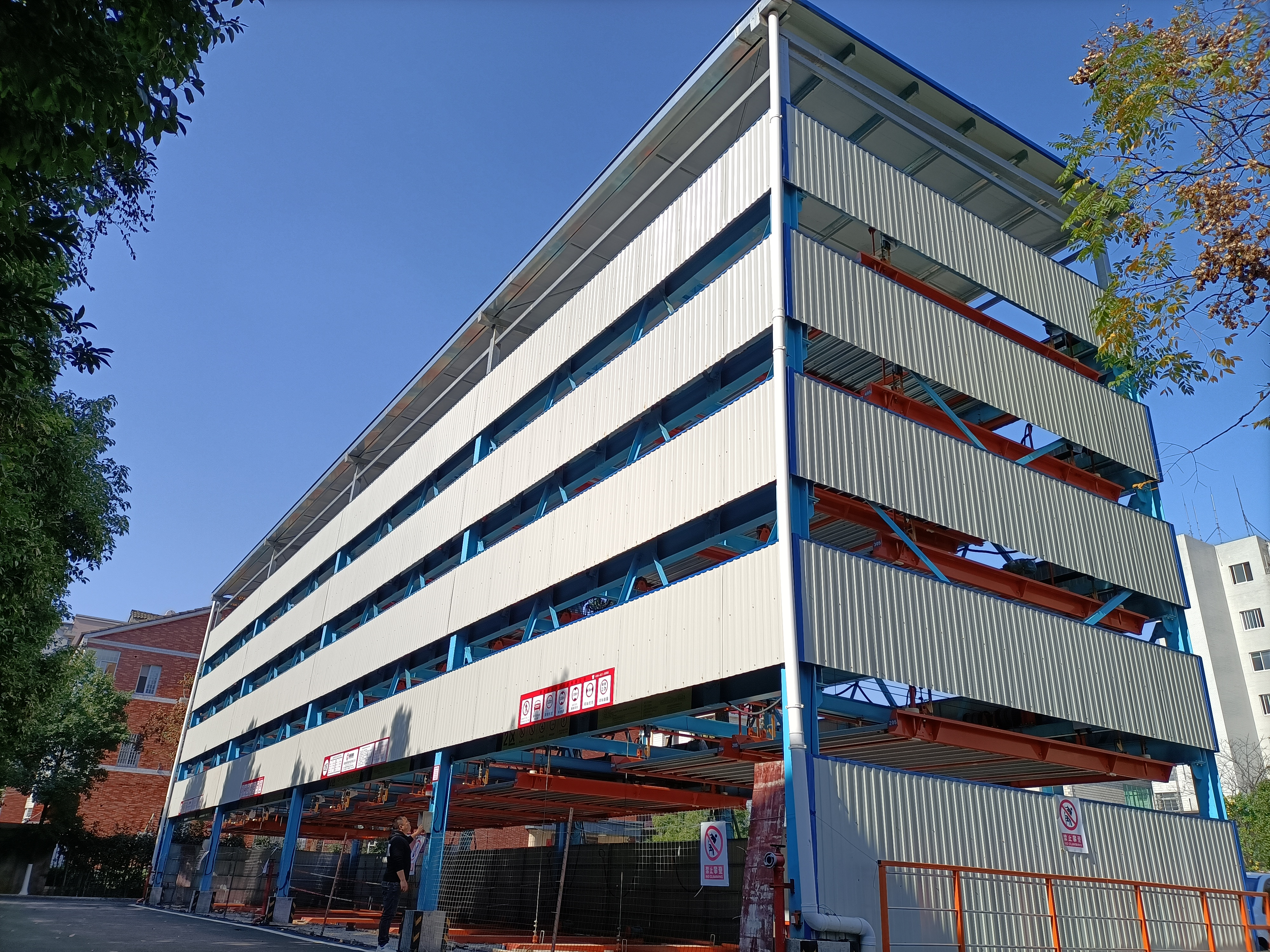 宁乡市人民医院体检中心建成宁乡首个立体停车场，设置半自动机械泊车位52个。长沙晚报全媒体记者 张禹 通讯员 周海艾 摄影报道