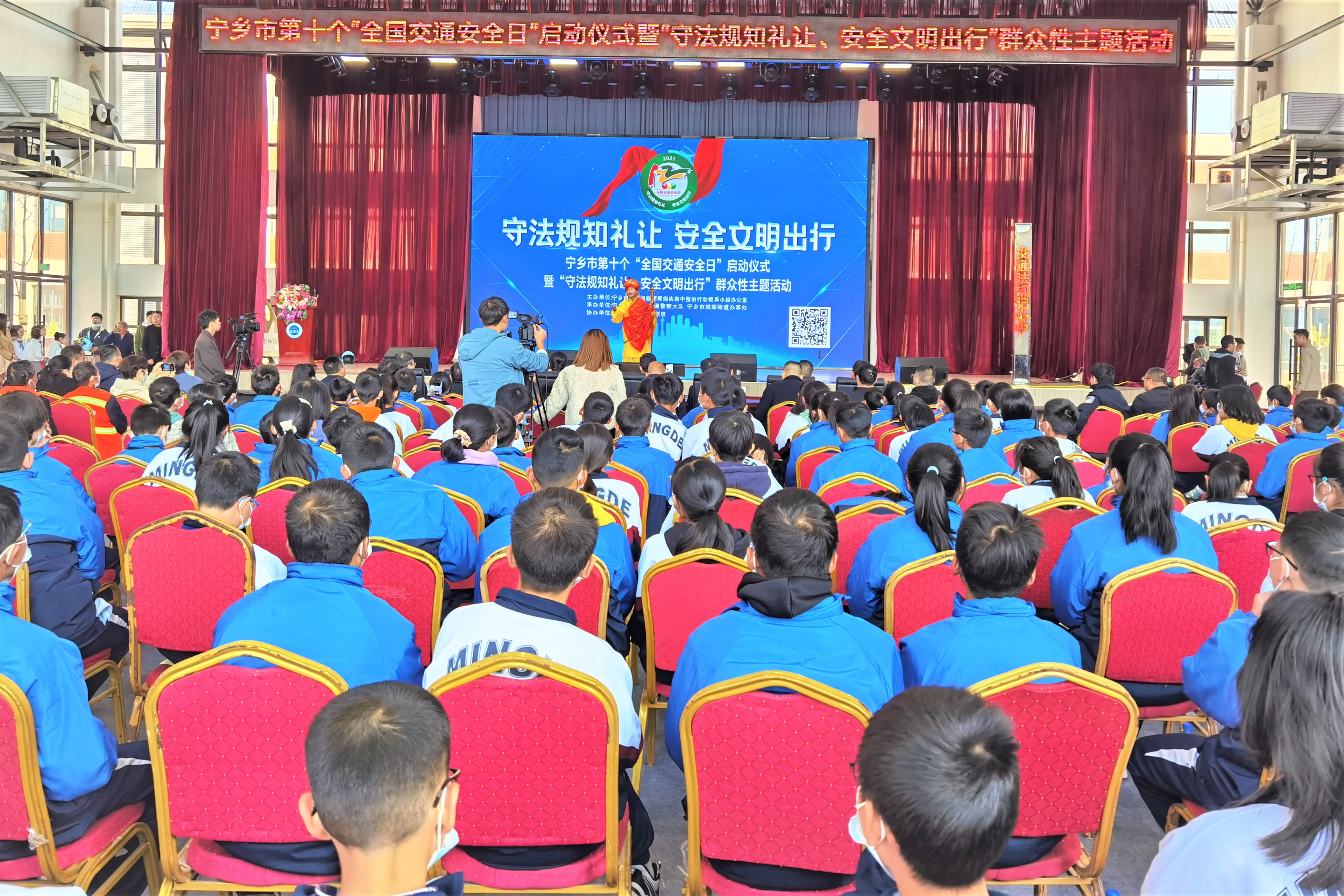 在明德蓝月谷学校，宁乡市城郊街道主办了“122全国交通安全日”活动，同学们通过文艺表演的形式倡导文明出行。长沙晚报全媒体记者 张禹 摄