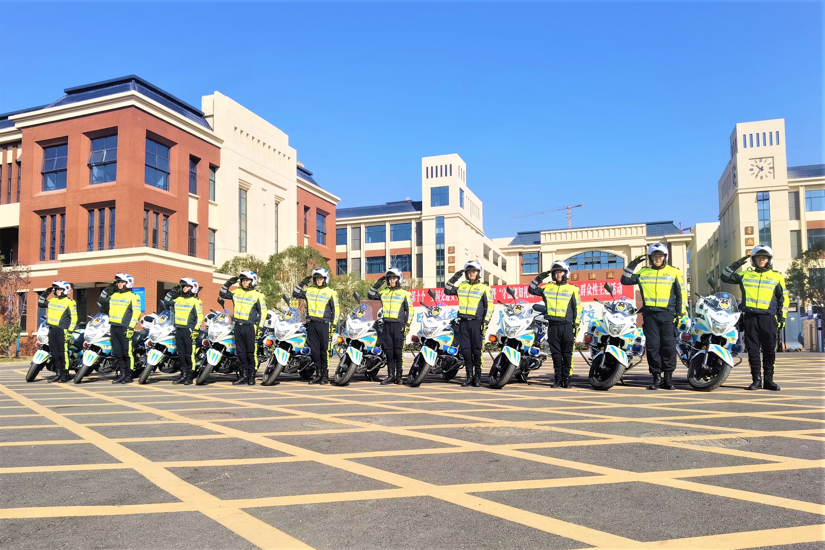 新组建的宁乡市交警大队铁骑中队亮相，驾驶摩托车的骑警主要负责交通事故快速处理和重要路段疏导保畅。长沙晚报全媒体记者 张禹 摄
